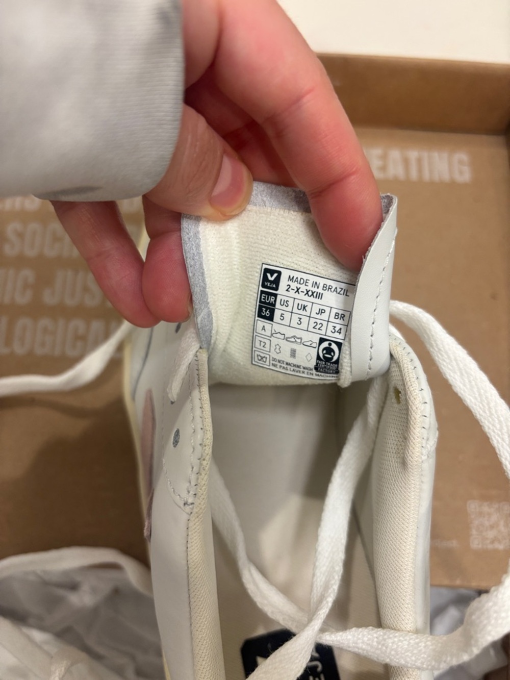 New Veja White Leather Sneakers with Pink V Detail - Picture 2 of 3
